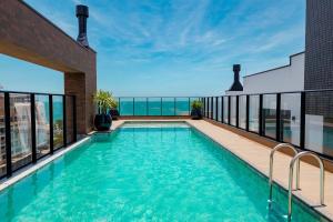 Bazén v ubytování Luxuoso Loft em Condomínio com Piscina a 150m do Mar nebo v jeho okolí