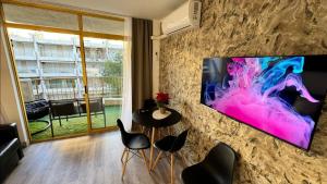 TV a/nebo společenská místnost v ubytování A ESTRENAR PRECIOSOS APARTAMENTOS APARTHOTEL INTER2, NEW APARTMENTS lN APARTHOTEL 12 months open! self check in! RESERVA Garaje!