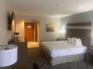 ein Hotelzimmer mit einem Bett und einem Bad in der Unterkunft Best Western Plus Graham Inn in Graham