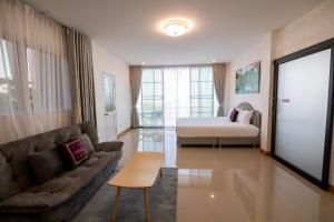 Ban Pha Mi的住宿－Oasis Phamee，客厅配有沙发和1张床