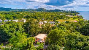 una vista aérea de un complejo en medio de árboles en Casa Pina Suave #1, en Rincón
