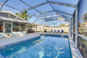 una piscina cubierta con techo de cristal en Pet-Friendly Bradenton Home Lanai with Heated Pool!, en Bradenton