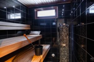 sauna con panca e finestra di Arctic River House a Rovaniemi Altre 17 foto