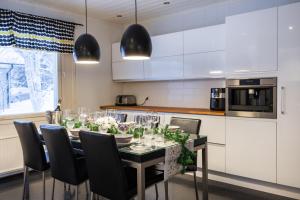 una cucina con tavolo da pranzo e sedie di Arctic River House a Rovaniemi
