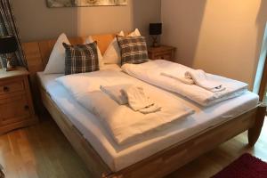 Un pat sau paturi într-o cameră la Claudia 3 by SMR Rauris Apartments - inc Spa and National Summercard - near Gondola