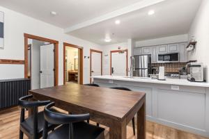 cocina con mesa de madera y sillas en Powderhorn Lodge 102: Sego Lily Suite, en Solitude