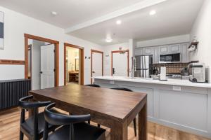 Кухня або міні-кухня у Powderhorn Lodge 102: Sego Lily Suite
