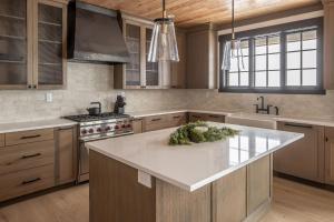 una gran cocina con una gran encimera blanca en 86 Moose Ridge en Big Sky