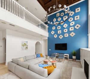 een woonkamer met een bank en een blauwe muur bij Vilano Villa in St. Augustine