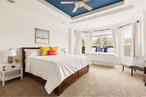 um quarto com uma cama e uma ventoinha de tecto em Vilano Villa em Saint Augustine
