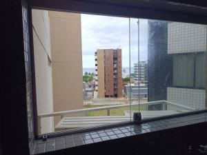 una ventana de un edificio con vistas en 100 Metros do Mar - Ponta Verde en Maceió