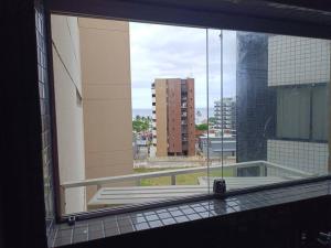 una ventana de un edificio con vistas en 100 Metros do Mar - Ponta Verde, en Maceió 2 fotos más