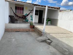 a small white house with a porch and a patio at Casa em Piranhas Aconchego in Piranhas