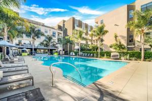 ein Bild eines Swimmingpools in einem Hotel in der Unterkunft Pineapple Haven in San Diego