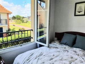 a bedroom with a bed and a large window at Résidence Port Guillaume - maeva Home - Maison 3 pièces 6 personnes - Sélection MAE-4014 in Dives-sur-Mer