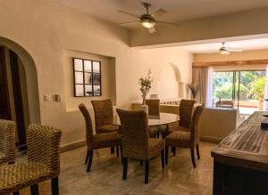 a dining room with a table and chairs at Encantador Condo de 3 Recamaras en Velas Vallarta in Puerto Vallarta