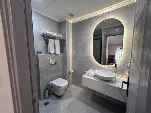 A bathroom at Pendik Marine Hotel