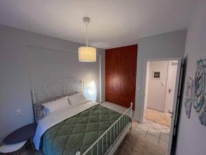 Un pat sau paturi într-o cameră la Διαμέρισμα «Εξοχή» στο Καλπάκι