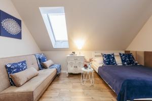 APARTEMENTY ''WERANDA'' z ogrodem w centrum的休息区