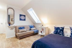 APARTEMENTY ''WERANDA'' z ogrodem w centrum客房内的一张或多张床位