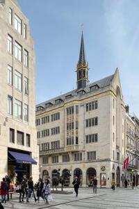 un gran edificio con una torre de reloj encima en BOND STREET STATION 2 BED FLAT, en Londres
