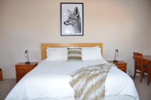 een slaapkamer met een bed met een wolvenfoto aan de muur bij Bent Mountain Lodge in Roanoke