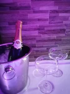 - une bouteille de champagne dans un pot et deux verres dans l'établissement Aux Charmes de la Vallée, à Béthisy-Saint-Pierre