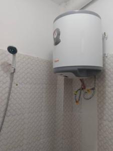 - une salle de bains pourvue d'une douche dans l'établissement Résidence les Signares de Saint Louis, à Saint-Louis