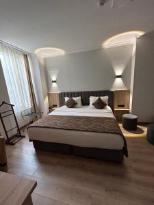 A bed or beds in a room at Pendik Marine Hotel