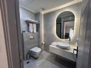 A bathroom at Pendik Marine Hotel Még 37 kép