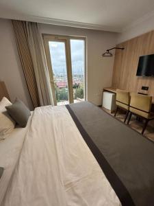 A bed or beds in a room at Pendik Marine Hotel