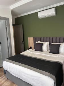 A bed or beds in a room at Pendik Marine Hotel