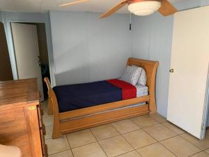 małe łóżko w narożniku pokoju w obiekcie Three Palms right on the beach w mieście Bahía Kino