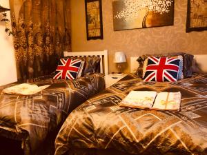 ein Schlafzimmer mit einem Bett mit Büchern darauf in der Unterkunft Cheerful 4 bedroom house with garden free parking in London