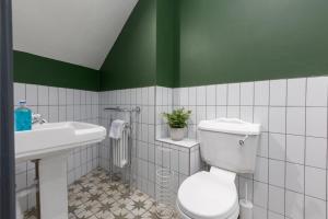ein grün-weißes Bad mit WC und Waschbecken in der Unterkunft GiGi's in Blackpool