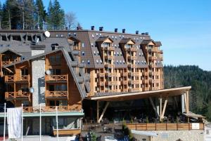 un gran hotel con un gran edificio en Jahorina Apartmani Vučko F&F, en Jahorina