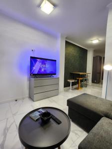 Televízia a/alebo spoločenská miestnosť v ubytovaní Boomerang