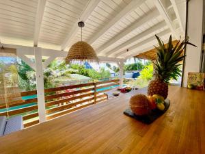 una habitación con una mesa con fruta. en Villa BABYLAS, en Sainte-Anne