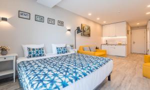 een grote slaapkamer met een bed en een keuken bij Lolo Apartment in Goedaoeri +21 foto's