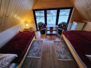 Ένα ή περισσότερα κρεβάτια σε δωμάτιο στο Domek przy Stawie