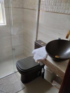 a bathroom with a black sink and a toilet at Apartamento 2 quartos in Pelotas