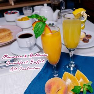 dos vasos de zumo de naranja y fruta en una mesa en Union Hotel Cusco, en Cusco