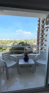 uma varanda com mesa e cadeiras e vista para a cidade em Apartamento muy cerca al Mar de 3 habitaciones em Cartagena das Índias