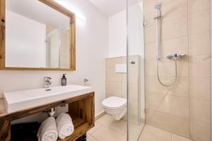 een badkamer met een wastafel en een douche bij Appartement Emma in Eben im Pongau