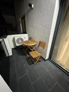 a balcony with a table and chairs and a fan at Insieme Studio in Şelimbăr