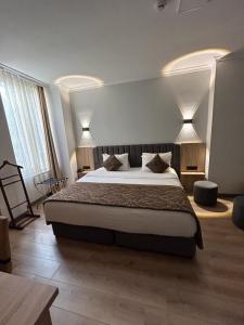 ein Schlafzimmer mit einem großen Bett mit zwei Leuchten in der Unterkunft Pendik Marine Hotel in Istanbul
