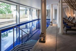 una casa con piscina y vestíbulo en 12 Combehaven, en Salcombe