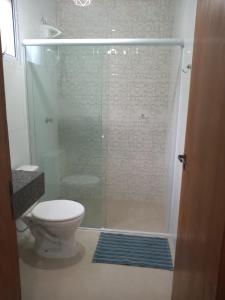 een badkamer met een glazen douche en een toilet bij Encantos de Canedos in Piracaia