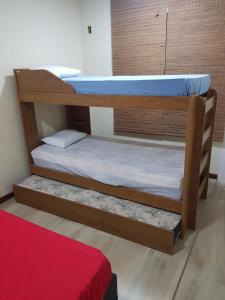 Ein Etagenbett oder Etagenbetten in einem Zimmer der Unterkunft Casa Temporada