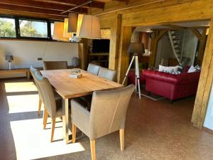 una sala da pranzo con tavolo e sedie in legno di Strandhaus Möve a Dierhagen